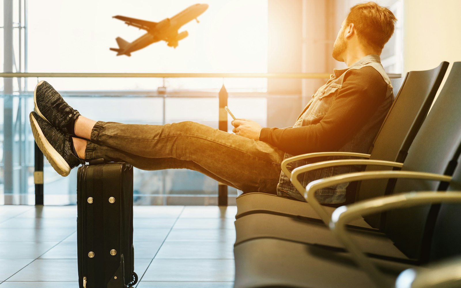 空港でフライトを待つ旅行者