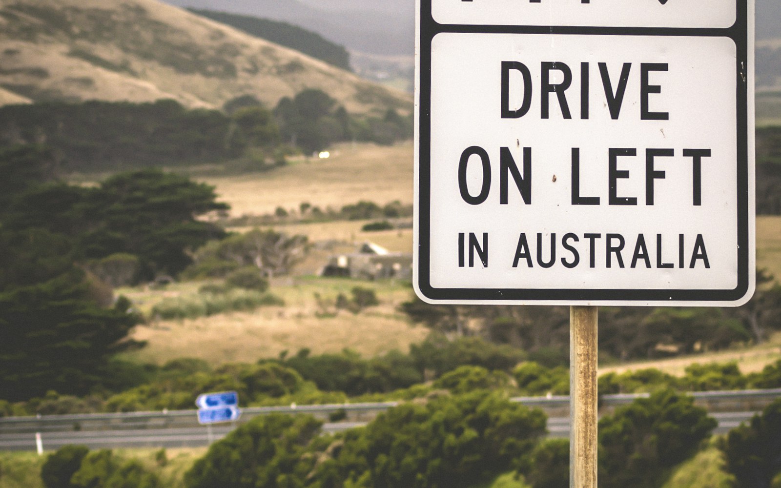オーストラリアの「Drive on left」の標識