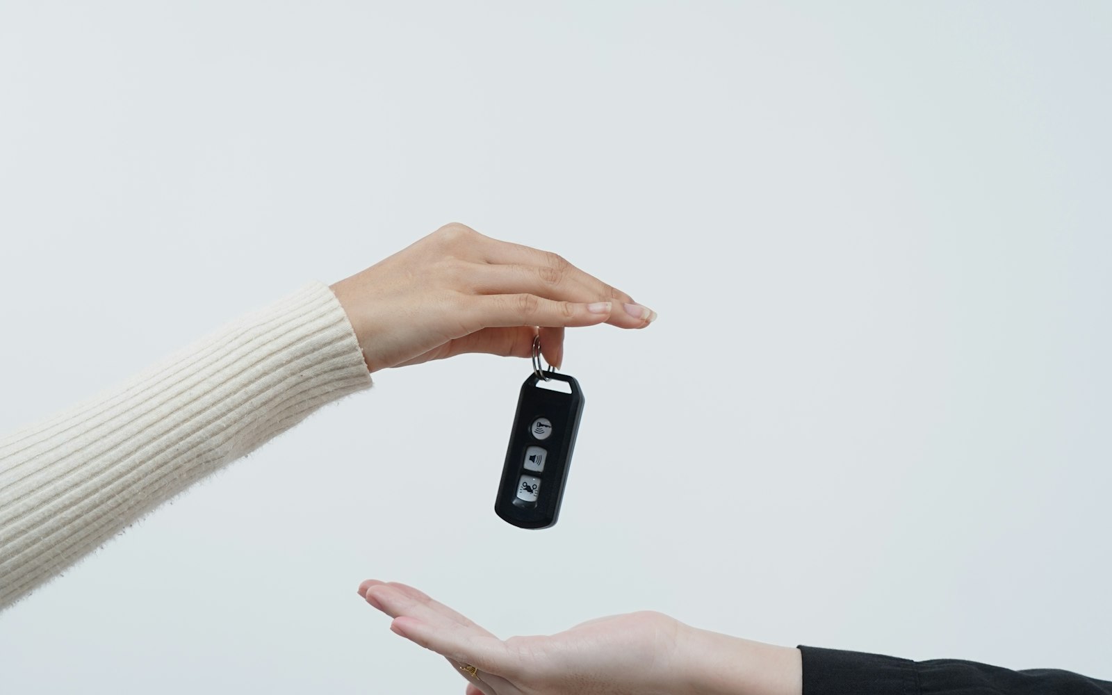 車の鍵を手渡しする様子