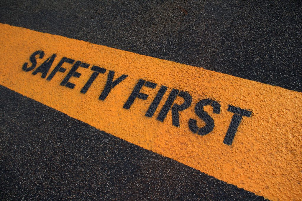 道路に書かれたSAFETY FIRSTの文字